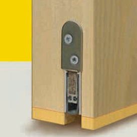 <p>УПЛОТНИТЕЛЬ К ПОЛУ</p><p>Уплотнитель, крепящийся к нижней части дверного полотна обеспечивает оптимальную защиту против шума и дыма.</p>